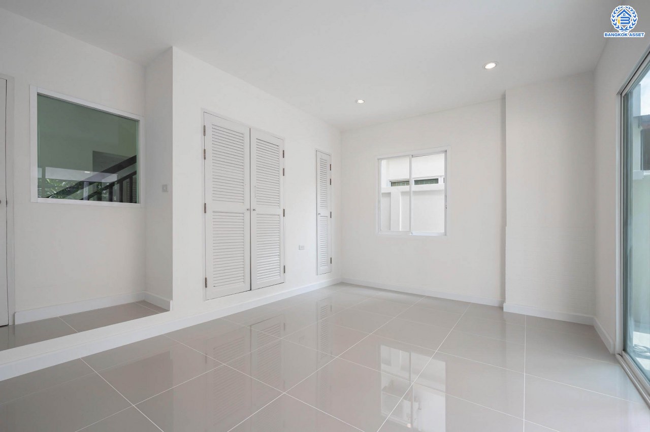 บ้านมือสองตกแต่งใหม่ โครงการ สิทธารมย์รีเจนท์ ลาดพร้าว101 เนื้อที่ 75.3 ตร.ว. ฟังก์ชันรวม 3 ห้องนอน 3 ห้องน้ำ 1 ห้องอเนกประสงค์ จอดรถได้ 2 คัน กว้างขวาง พร้อมทุกการใช้งาน บนทำเลใจกลางเมือง เชื่อมต่อทั้ง ถนนนวมินทร์, ถนนนวลจันทร์, ถ.ลาดพร้าว, ถ.รามอินทรา ใกล้ The Walk เกษตรนวมินทร์ และทางด่วนรามอินทรา...